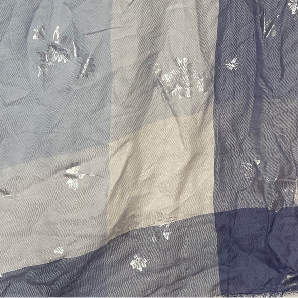 Lauren Conrad Blue Embossed Flowers Rayon Scarf 44x42 - Picture 2 of 4